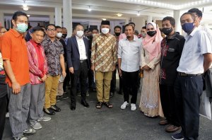 Buku Foto dari Harian FAJAR Jadi Kado Spesial untuk Gubernur Sulsel