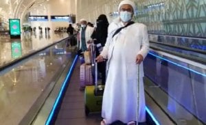 Penampakan Habib Rizieq Shihab saat Tiba di Bandara, Bawa Koper Sendiri