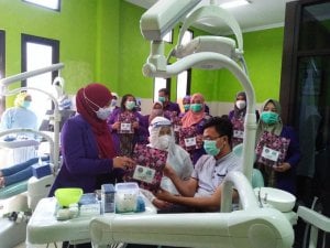 Peringati HKN, PDGI Bagikan Souvenir ke Pasien