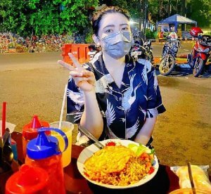 Cuek Makan di Warung Pinggir Jalan, Via Vallen Banjir Pujian