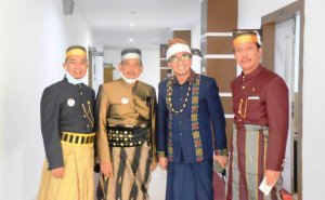 Puncak Acara HUT Kota Makassar, Legislator Kompak Kenakan Baju Adat