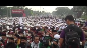 Ribuan Laskar FPI Berjalan Menuju Bandara, Welcome Back Habib Rizieq Shihab