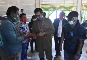 Sehari Berkantor di Kecamatan, Iqbal Serahkan Bantuan Alsintan untuk Tiga Poktan di Seko