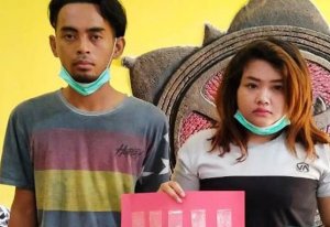 Pemandu Lagu Ini Berbuat Terlarang bareng Pacar di Kamar