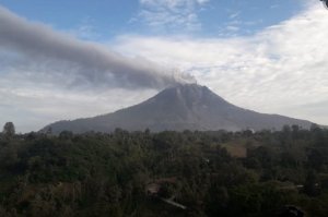 Siaga, Gunung Sinabung Muntahkan Awan Panas 2.500 Meter