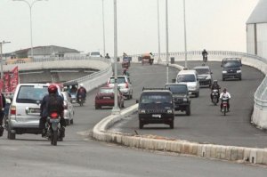 Wanita Muda Ancang-ancang Melompat dari Flyover saat Dilihat Pengendara, Ini yang Terjadi