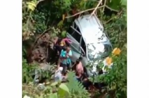 Mobil Berisi Satu Keluarga Terjun ke Jurang, Ajaib! Semua Selamat