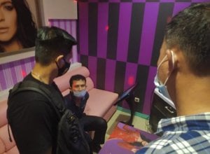 Istri Asyik Bercumbu dengan Pria Lain di Room Karaoke, Suami Datang Menggorok Leher