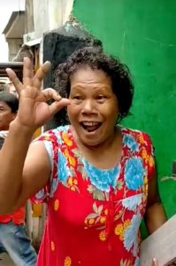 Tak Mau Kalah dari Milenial, Emak-emak Kian Antusias Menangkan DILAN