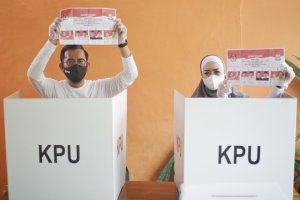 Dirut FAJAR Gunakan Hak Pilih