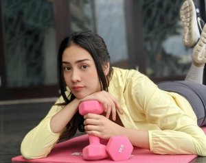 Pamer Gerakan Squat Naik-Turun, Anya Geraldine Bikin Netizen Salah Tingkah