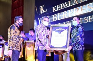 Berprestasi, Dollah Mando Raih Fajar Award 2020