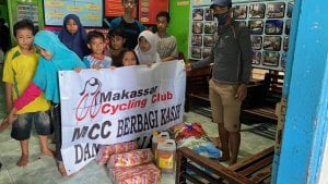 Bersepeda Sambil Berbagi Kasih di Panti Asuhan