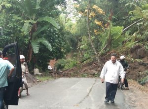 Waspada! Jalan Poros Malino Diterjang Longsor