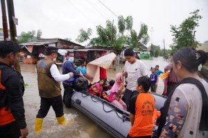 Gunakan Perahu Karet, Wagub Sulsel Bantu Evakuasi Korban Terjebak Banjir di Antang