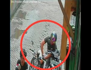 Terekam CCTV, Pencuri Ambil Barang Orang di Bagasi Motor