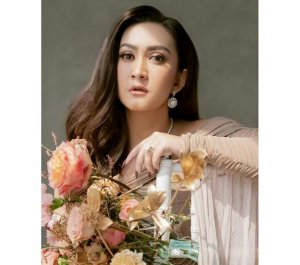 Netizen Dibuat Klepek-klepek Lihat Wajah Imut Nafa Urbach di Usia 40 Tahun