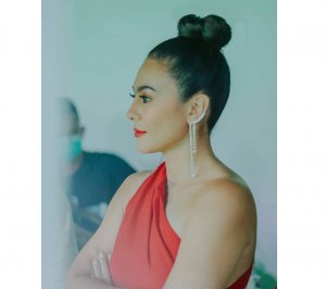 Tampil Cetar dengan Gaun Merah Menyala, Wulan Guritno Dikira Gal Gadot