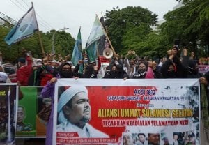 Pendukung Rizieq Shihab Tiba di Polrestabes Makassar, Anak-anak pun Turun Aksi
