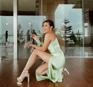 Awkarin Tampil Menggoda dengan Gaun Seksi, Netizen: Secantik Ini Diselingkuhin