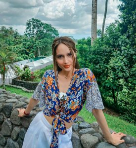 Super Pede Berbikini Seksi, Perut Kotak-kotak Cinta Laura Pukau Netizen