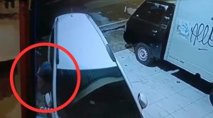Terekam CCTV, Detik-detik Pria Bertopi Berbuat Terlarang di Mobil Pedagang Grosir
