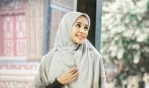Laudya Cynthia Bella Tampil Lebih Syar’i, Siap Ta’aruf?