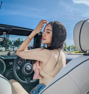 Punggung Mulus Anya Geraldine Goyahkan Iman Netizen