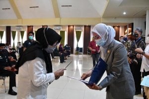 Momen Langka, Bupati Lutra Serahkan SK Pensiun ke Guru SD-nya