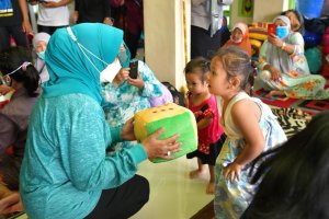 Lies F Nurdin Kunjungi Tiga Titik Banjir Terparah di Kota Makassar