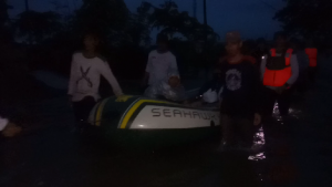 Ketinggian Air di Malam Hari Meningkat, Petugas Kesulitan Evakuasi Korban Banjir