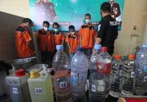 Polisi Gerebek Rumah Produksi Sabu-sabu