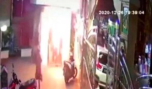 Terekam CCTV, Aksi Pelemparan Bom Molotov ke Masjid saat Warga Hendak Salat