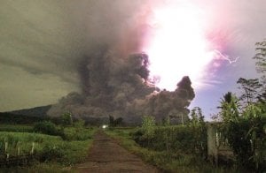 Gunung Semeru Muntahkan Lahar, Alat Berat dan Truk Tertimbung