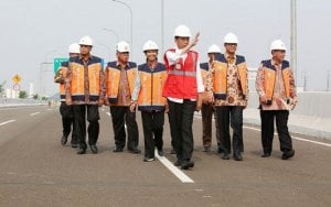 Medsos Jokowi Pamer Pembangunan Tol, Roy Suryo: Niatnya Menyanjung, Malah Mempermalukan