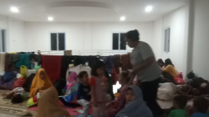 Pengungsi Banjir Tak Terapkan Protokol Kesehatan, Korban: Kami Butuh Masker Pak!