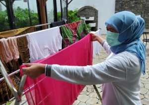 Gubernur Khofifah Isi Isolasi Mandiri dengan Nyuci Baju Sendiri, Banjir Doa dari Warganet
