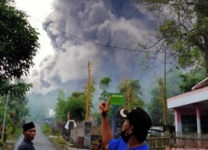 Banjir Lahar Dingin Ancam Warga yang Bermukim di Sekitar Gunung Semeru