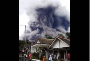 Bencana Lagi… Gunung Semeru Keluarkan Awan Panas Guguran, Status Waspada