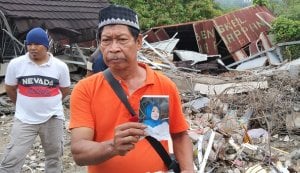 Selamat Setelah Dua Belas Jam Terjebak di Reruntuhan