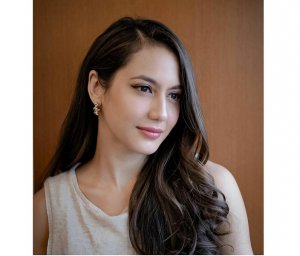 Pevita Pearce Cuek Tampil Polos Tanpa Makeup, Netizen: Terpesona Aku Terpesona