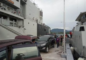 Kapal KRI Teluk Ende-517 Tiba di Mamuju, Membawa Medis dan 50 Ton Beras