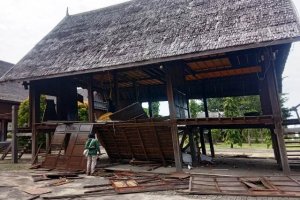Dinding, Lantai, dan Isi Rumah Adat Mamuju Rusak Diguncang Gempa 6,2 Magnitudo
