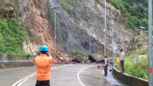Jalan Layang Maros-Bone Longsor, Kendaraan Dialihkan Gunakan Jalur Lama