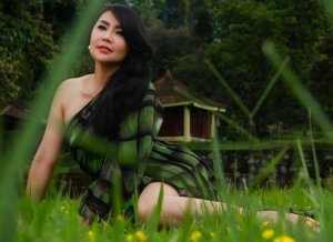 Tessa Kaunang Rebahan Manja di Rerumputan, Netizen: Kirain Anaconda!