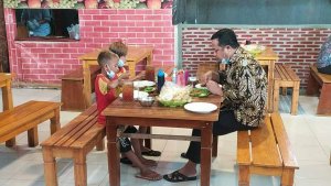 Dua Bocah Penjual Tisu Ini Tak Sangka Diajak Makan Bebek sama Wagub Sulsel