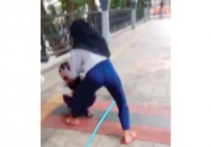 Viral! Tujuh Gadis Belia Tendang Teman Sebaya