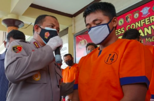 Pagi-pagi Istri Pergi Mencuci di Sungai, Suami Nyelinap ke Kamar Sepupu