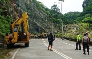 Material Longsor Telah Dibersihkan, Akses Jalan Kembali Normal