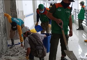 Relawan Wahdah Islamiyah Membantu Bersihkan RS Regional Sulbar yang Porak-poranda Gempa